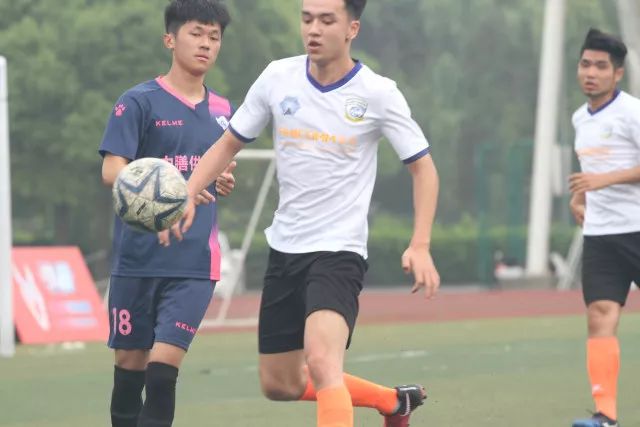 上海半场反超广厦2分：王哲林15+7压哨补篮 胡金秋12分布朗18分